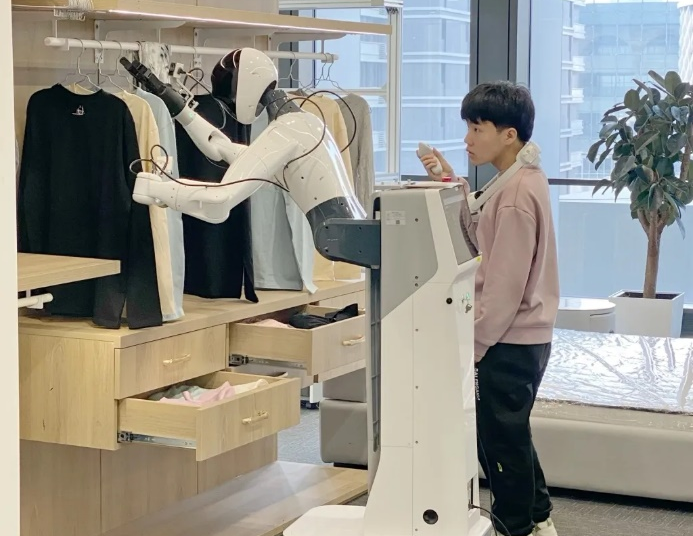 智元入驻国地中心具身智能训练场,机器人产品多场景、大规模亮相部署