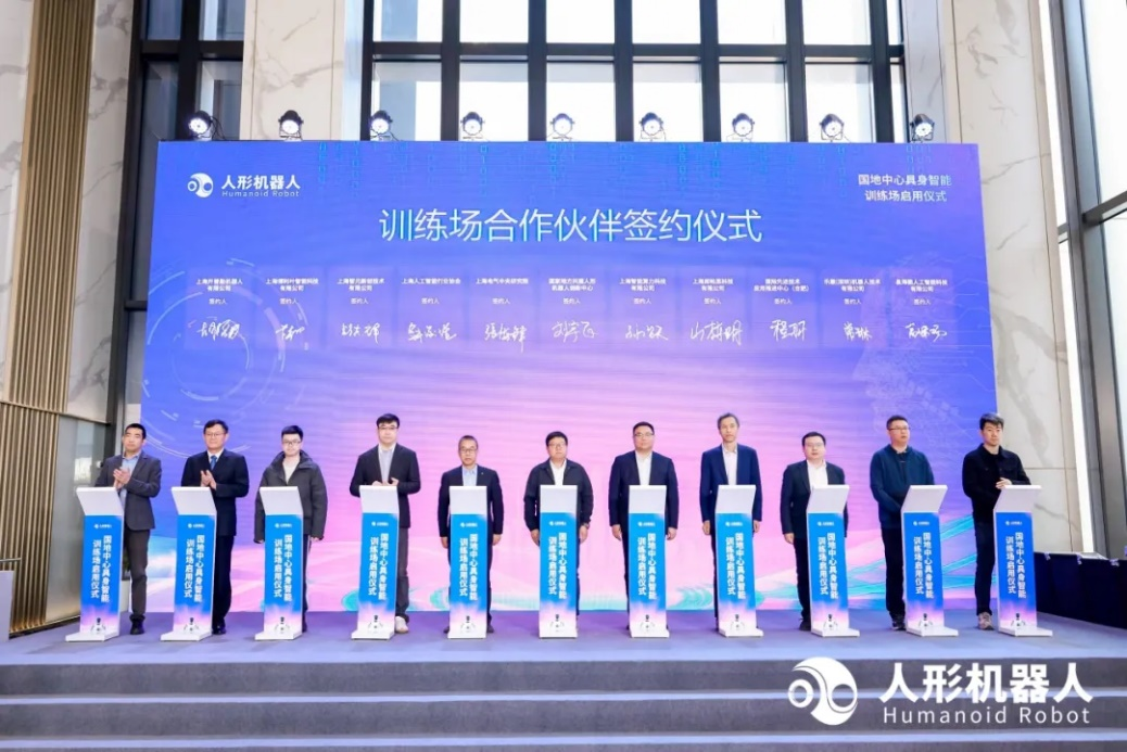 智元入驻国地中心具身智能训练场,机器人产品多场景、大规模亮相部署