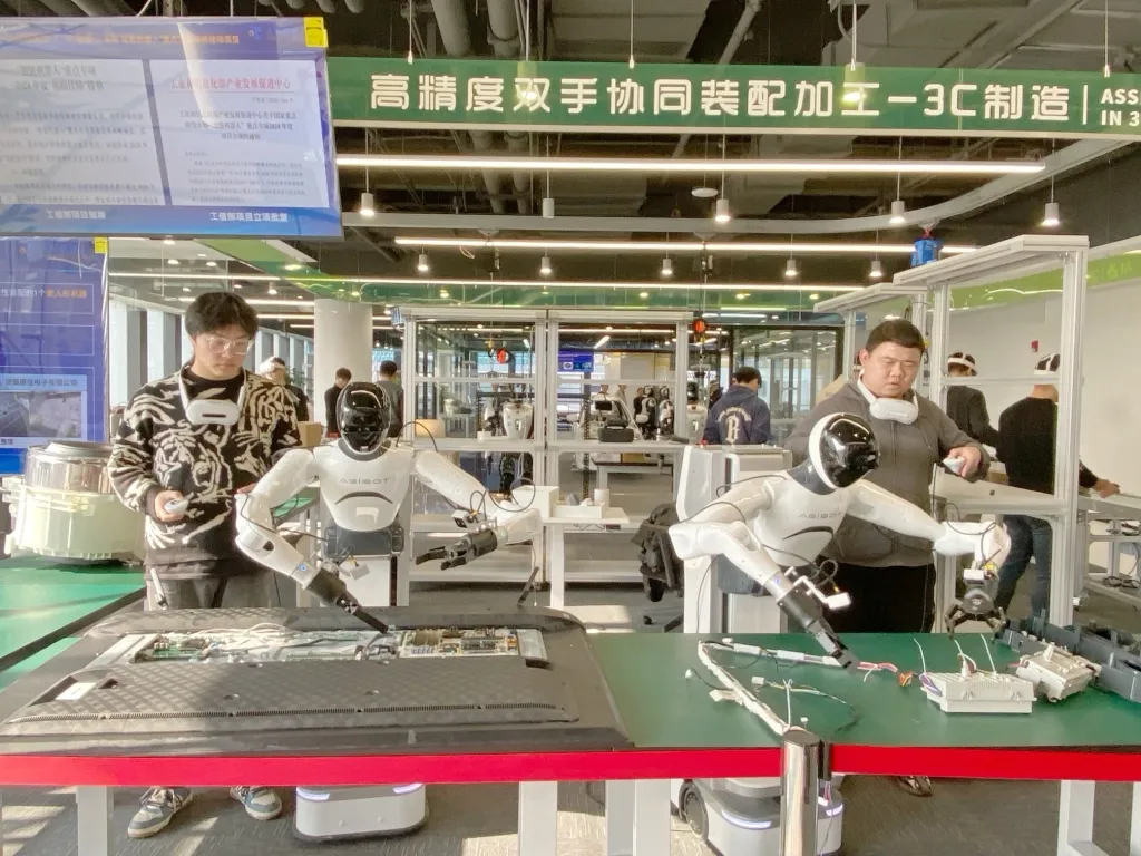 智元入驻国地中心具身智能训练场,机器人产品多场景、大规模亮相部署