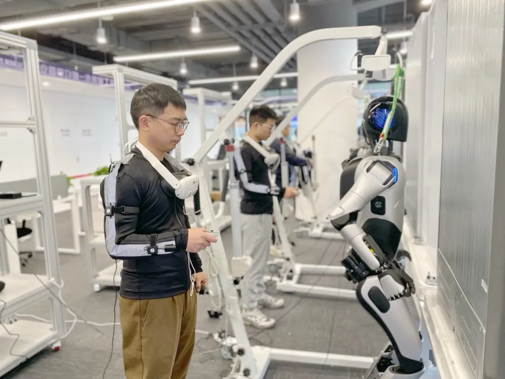 智元入驻国地中心具身智能训练场,机器人产品多场景、大规模亮相部署