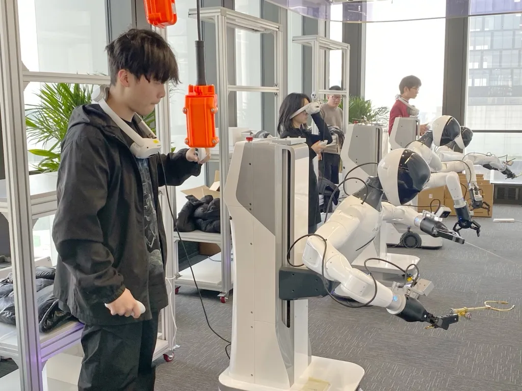智元入驻国地中心具身智能训练场,机器人产品多场景、大规模亮相部署