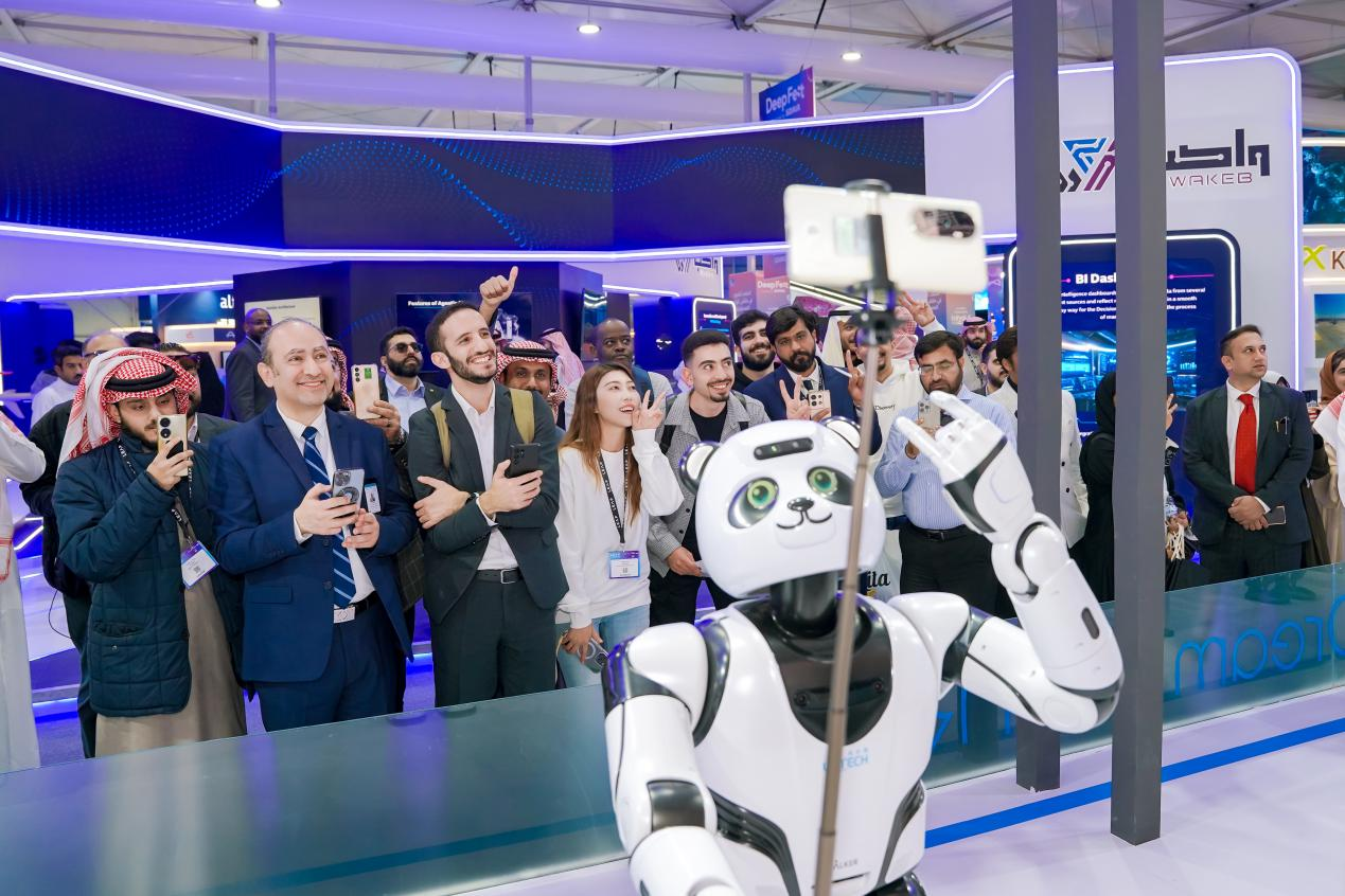 加码中东!优必选人形机器人亮相沙特LEAP 2025