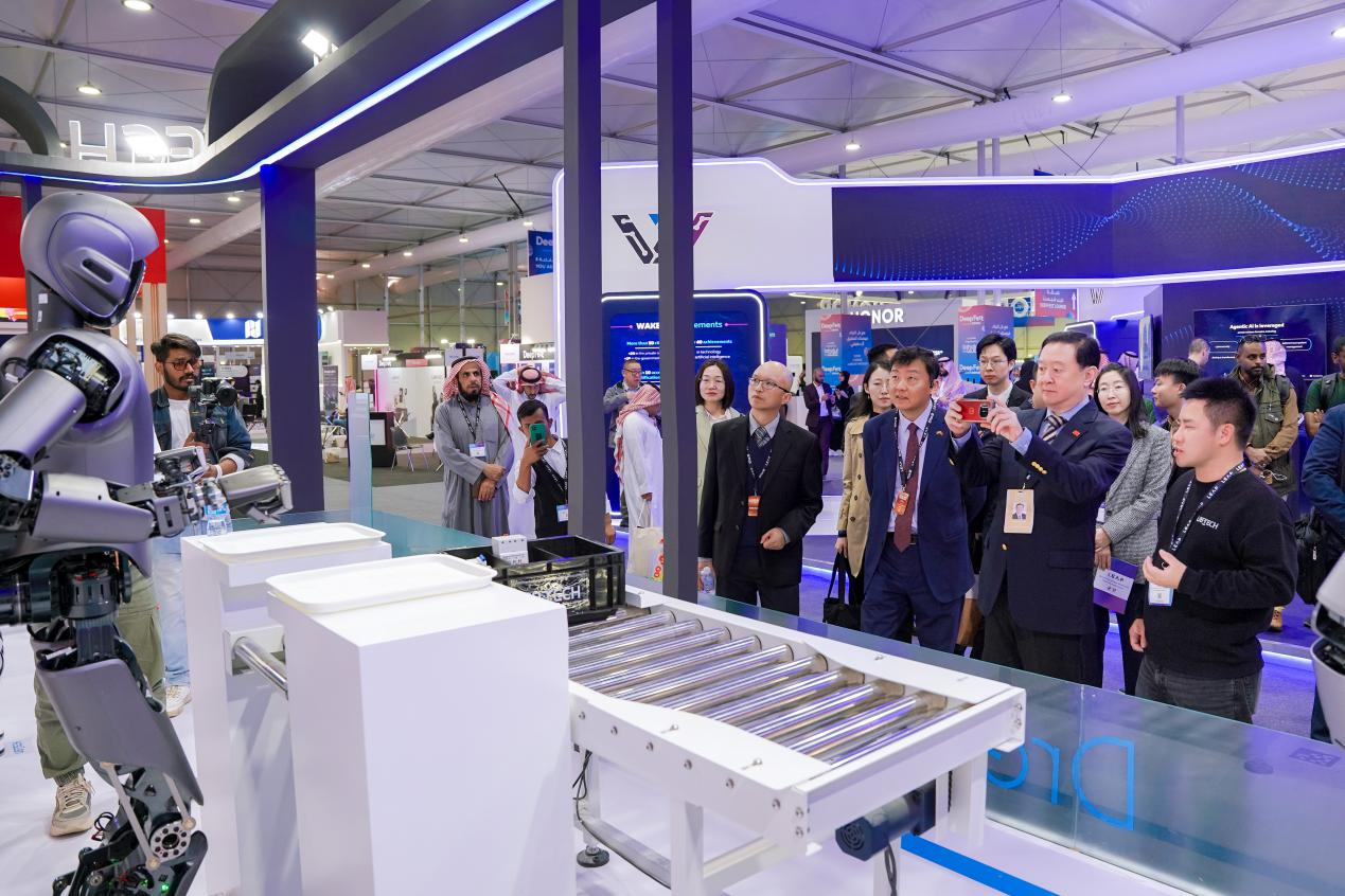 加码中东!优必选人形机器人亮相沙特LEAP 2025