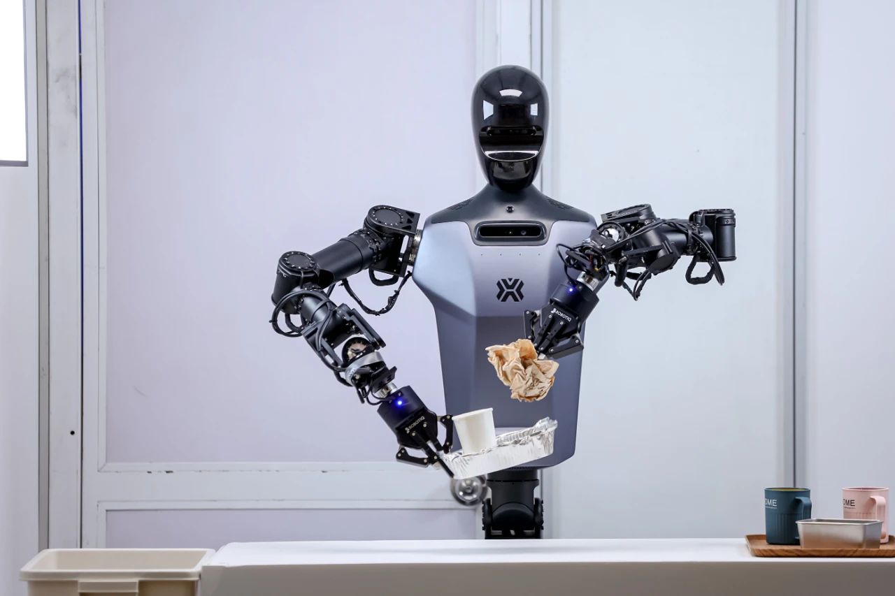 北京人形机器人创新中心正式发布通用具身智能平台“慧思开物”