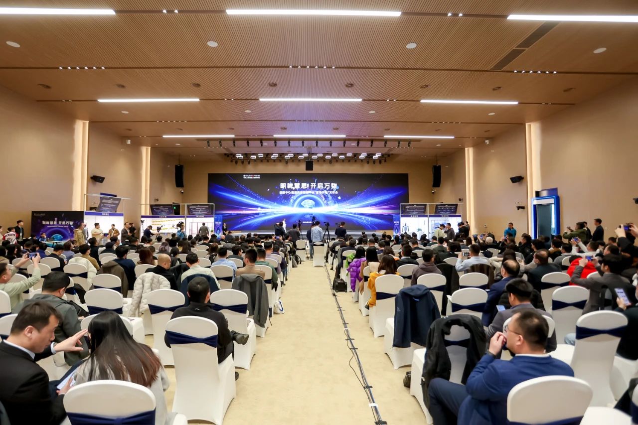 北京人形机器人创新中心正式发布通用具身智能平台“慧思开物”