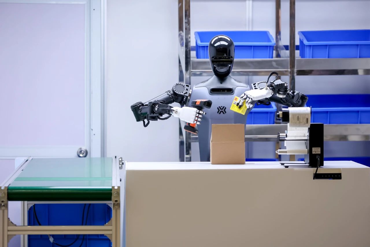 北京人形机器人创新中心正式发布通用具身智能平台“慧思开物”