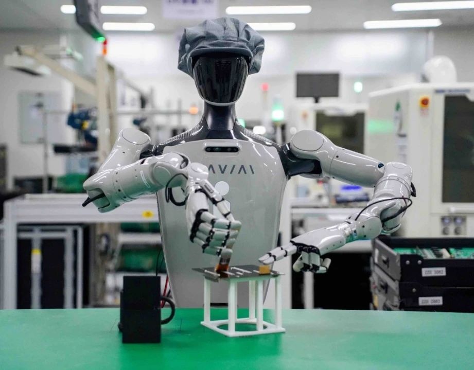 中控技术“领航者2号NAVIAI”户外优雅City Walk，实现精准作业臂下的全身拟人行走新突破