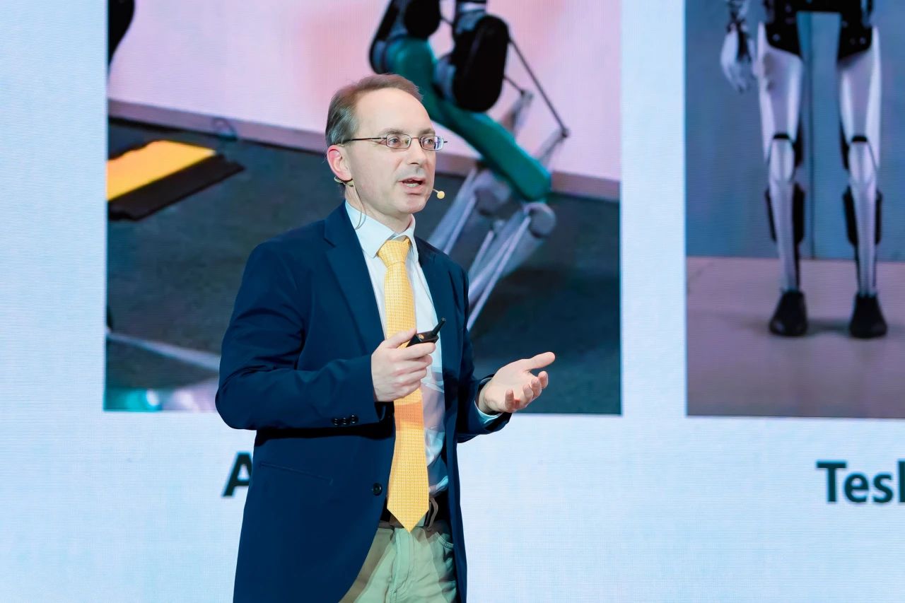 第一届智能机器人通用技术底座开发者大会暨2025埃夫特合作伙伴大会盛大启幕