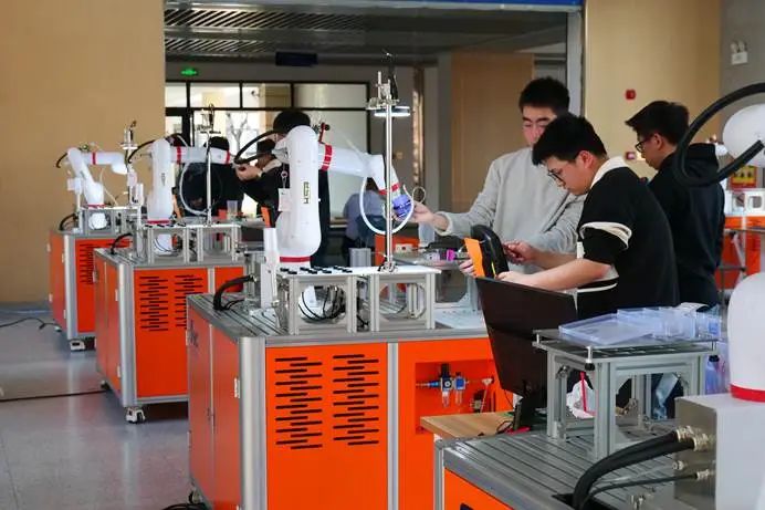 华中数控鼎力支持工业协作机器人及数字孪生技术创新应用赛项