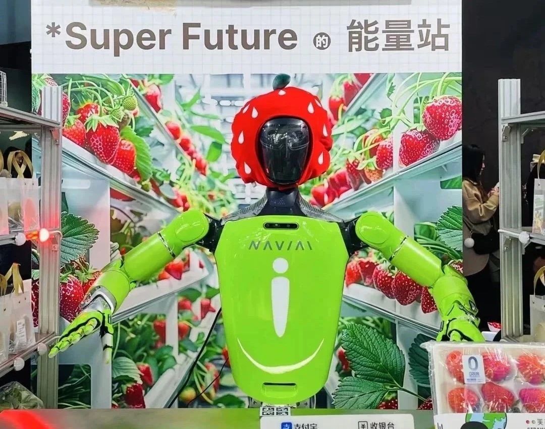 中控技术“领航者2号NAVIAI”户外优雅City Walk，实现精准作业臂下的全身拟人行走新突破