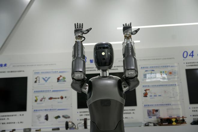 美的人形机器人样机首次曝光