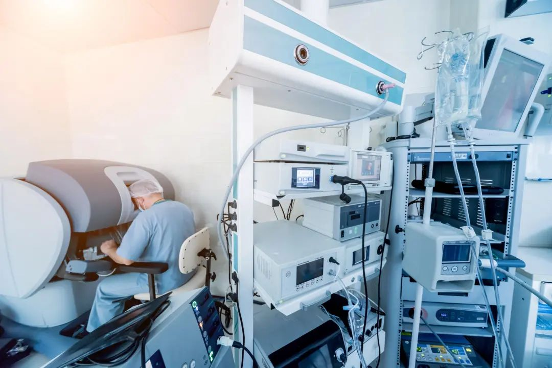 华北工控BIS-6665I-F10，让AI机器人辅助手术成为现实