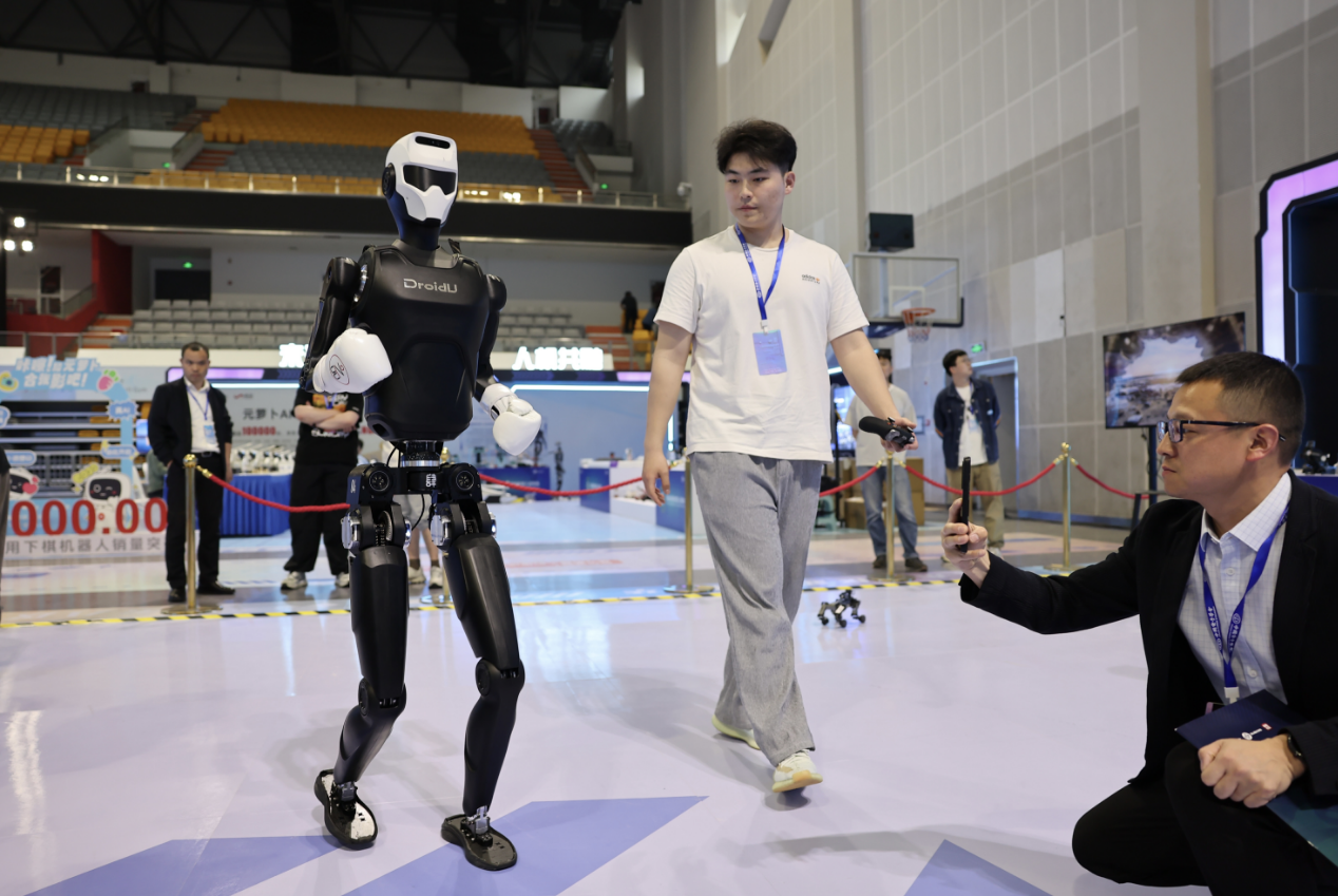首届具身智能机器人运动会在无锡惠山开幕