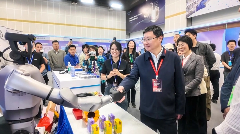 “精准操作选手”来了!越疆参加首届具身智能机器人运动会