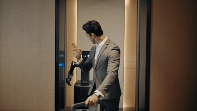 普渡机器人发布全球首款商用类人形具身智能服务机器人闪电匣Arm