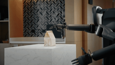 普渡机器人发布全球首款商用类人形具身智能服务机器人闪电匣Arm