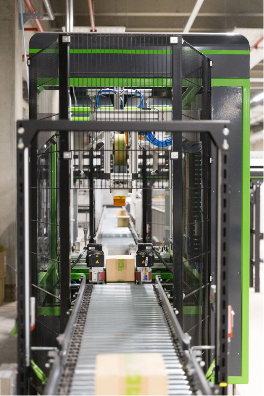 万可集团第一大自动化物流中心全面进阶 正式投入运营