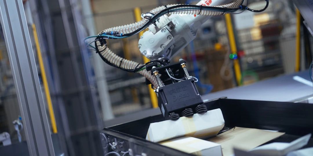 ABB推出全新AI赋能机器人拣选解决方案,助力服饰和物流行业转型升级!