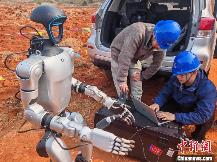 人形机器人国内首次应用于电网建设