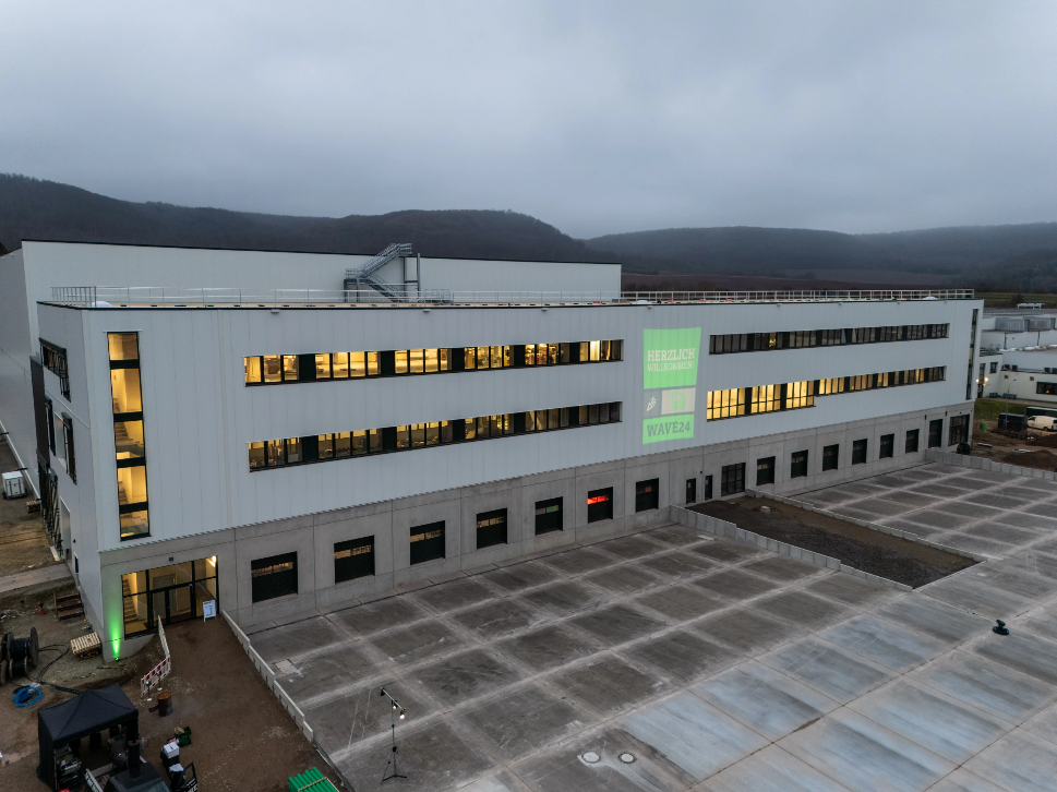 万可集团第一大自动化物流中心全面进阶 正式投入运营