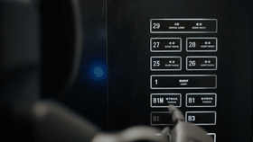 普渡机器人发布全球首款商用类人形具身智能服务机器人闪电匣Arm