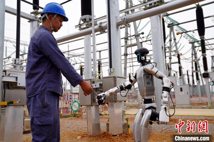 人形机器人国内首次应用于电网建设