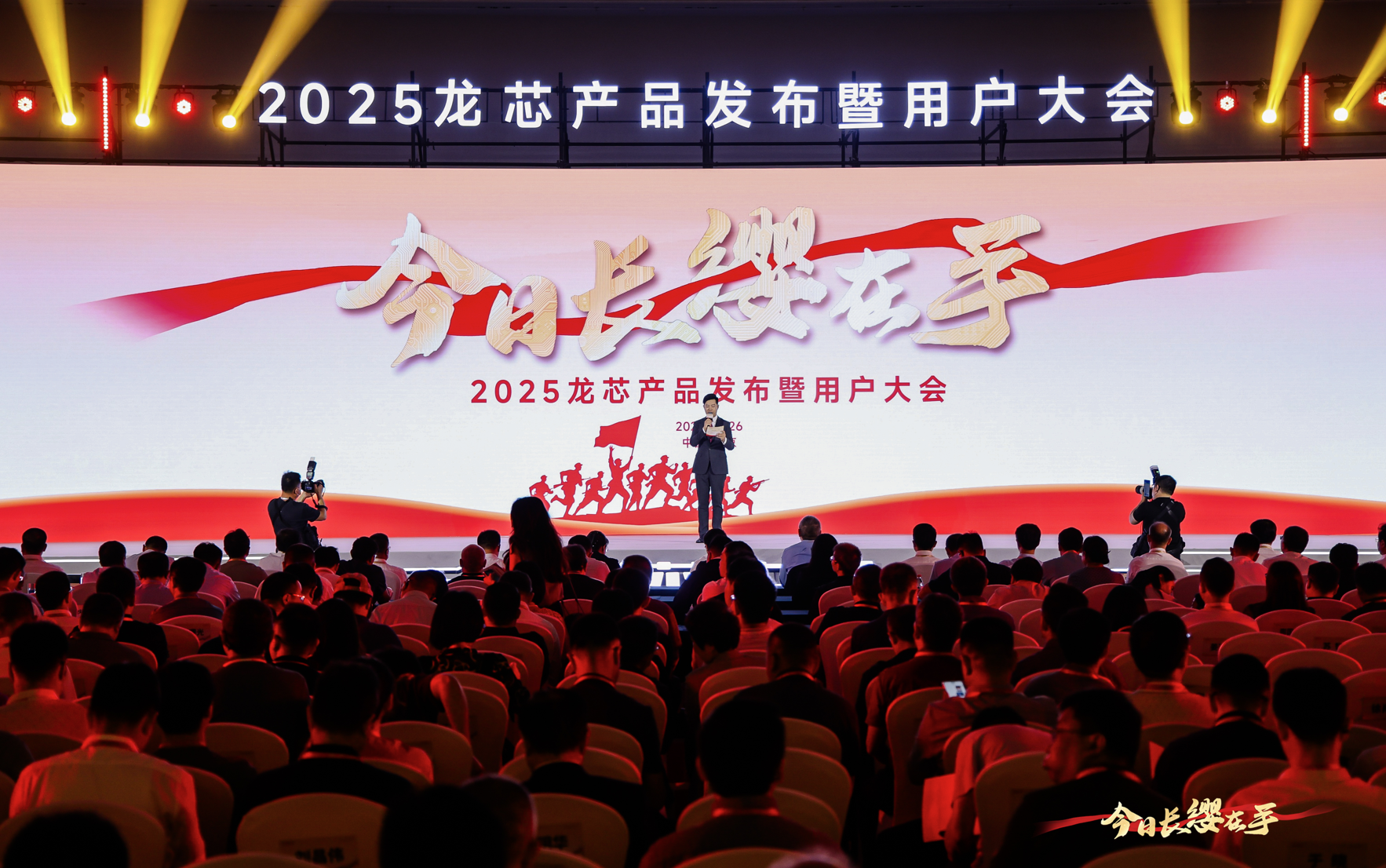 华龙讯达发布“龙芯+鸿蒙”工业机器人专用控制器