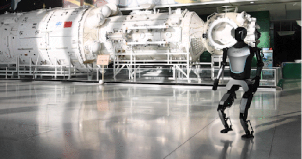 优必选发布商用人形机器人智慧展览解决方案,重塑服务新体验