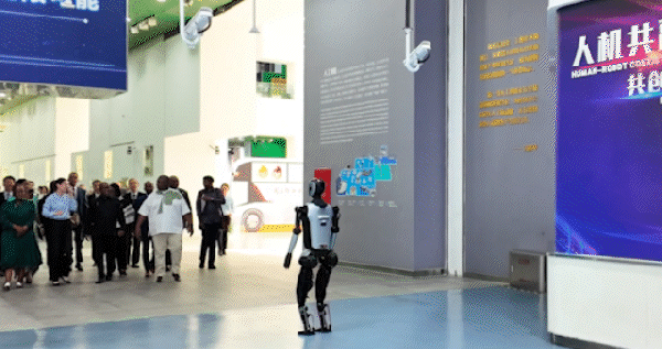 优必选发布商用人形机器人智慧展览解决方案,重塑服务新体验