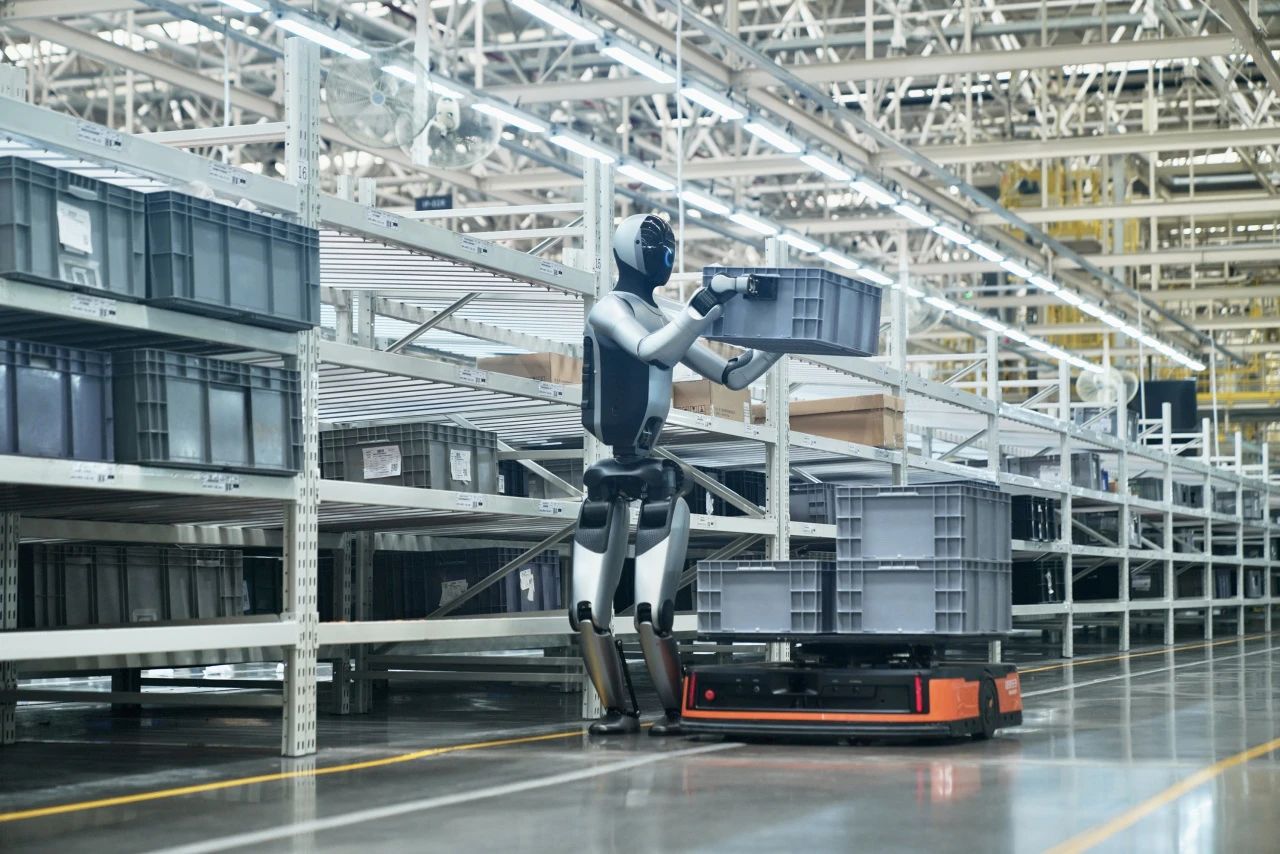 优必选推出面向智能制造场景的全尺寸工业人形机器人Walker S2