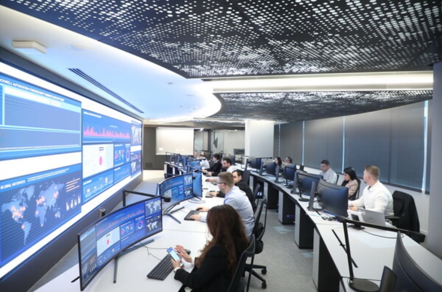 61% 的网络安全专业人士计划采用 AI,以应对制造业日益增长的网络风险挑战