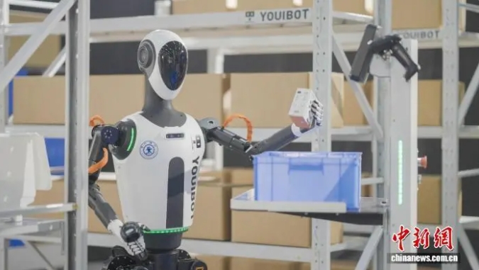 全球首创“一脑多态”架构人形机器人在合肥亮相