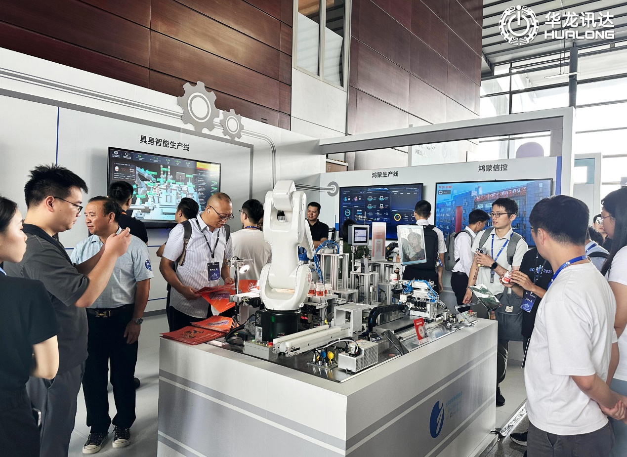 华龙工鸿工业操作系统发布，PLC和具身智能工业机器人迎来“鸿蒙”底座